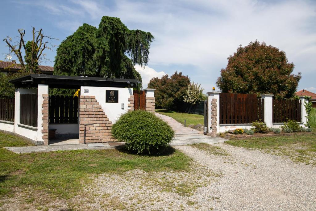 una casa con una puerta y una valla en Villa De Alberti, en Vergiate