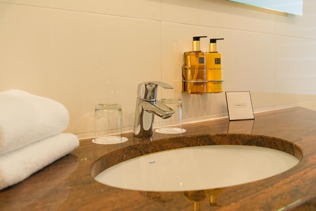 a bathroom with a sink with a faucet at Hotel Schopenhauer Hof in Frankfurt