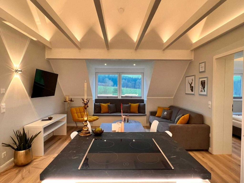 uma sala de estar com um sofá e uma mesa em DRIEHOF Panorama Apartment Apt 9 em Tecklenburg