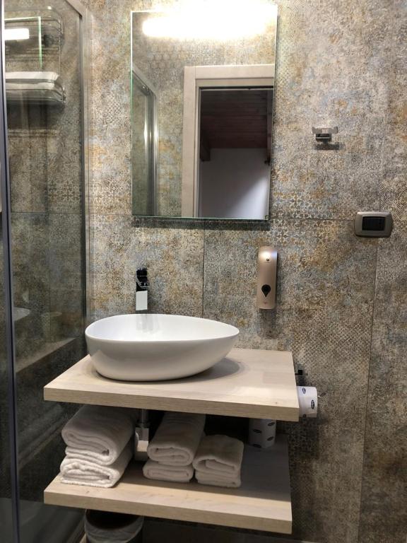 łazienka z umywalką i lustrem w obiekcie Bed & Breakfast De Nittis w mieście Barletta