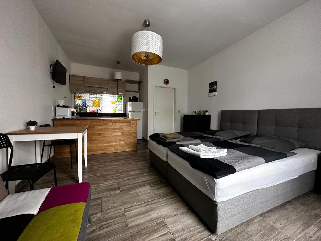 um quarto com uma cama, uma mesa e uma cozinha em Nice and comfortable studio in Pankow em Berlim