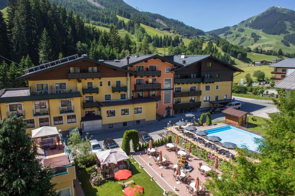 widok z powietrza na ośrodek z basenem w obiekcie Hotel Austria - inklusive Joker Card im Sommer w Saalbach Hinterglemm