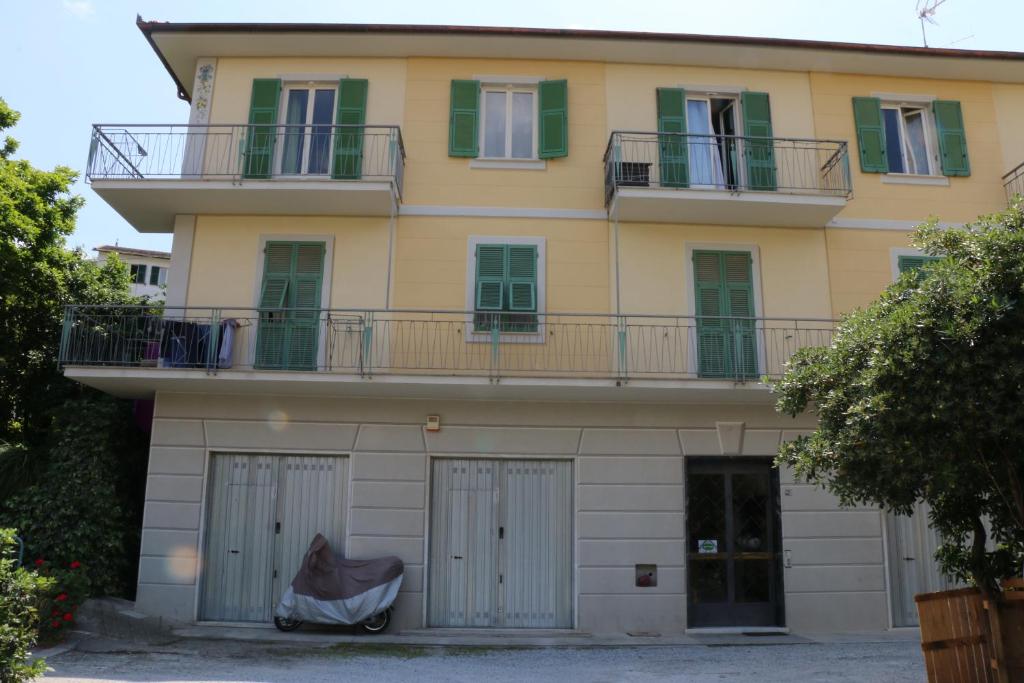 an apartment building with two balconies on top of it at Affittacamere DA MARIA TERESA in Sestri Levante