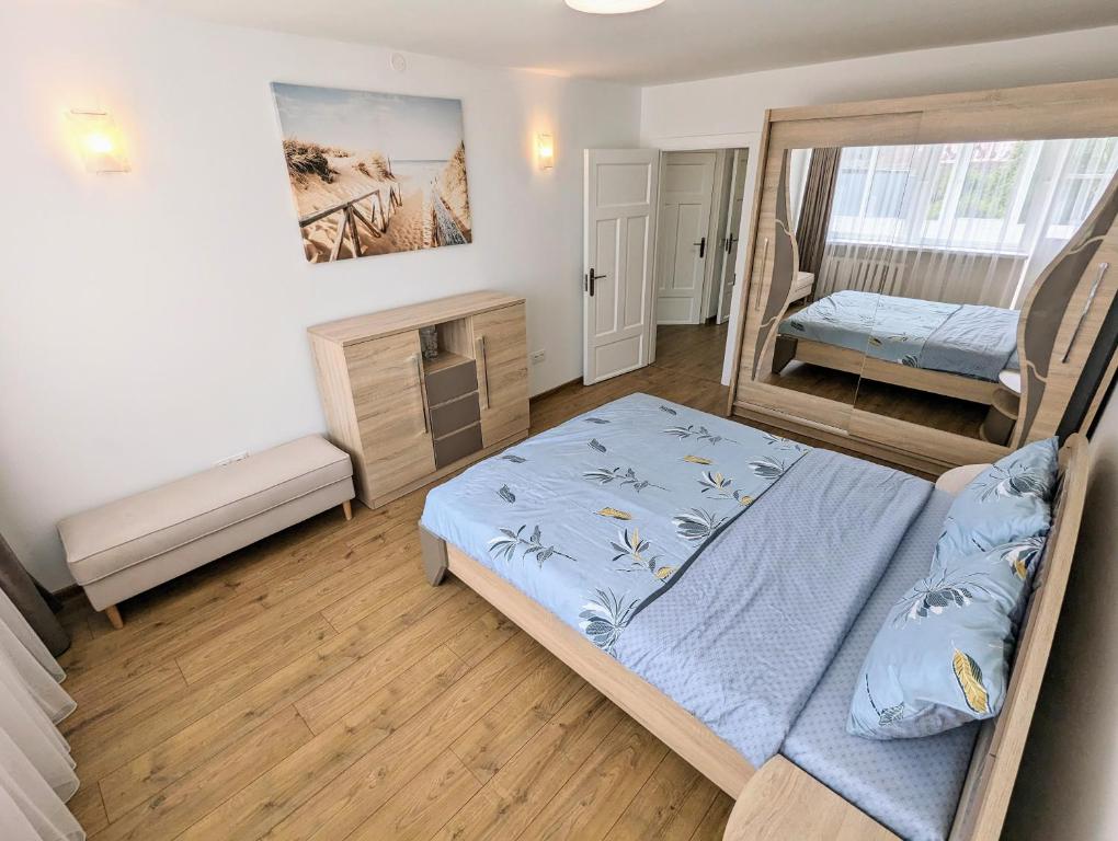 ein kleines Schlafzimmer mit einem Bett und einem Schreibtisch in der Unterkunft Lovely 2-bedroom flat in the heart of Druskininkai in Druskininkai