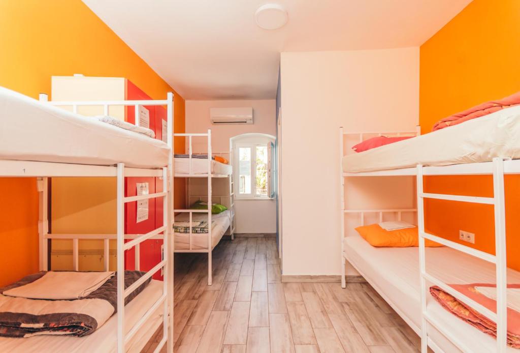 Postel nebo postele na pokoji v ubytování Booze & Snooze Social Hostel