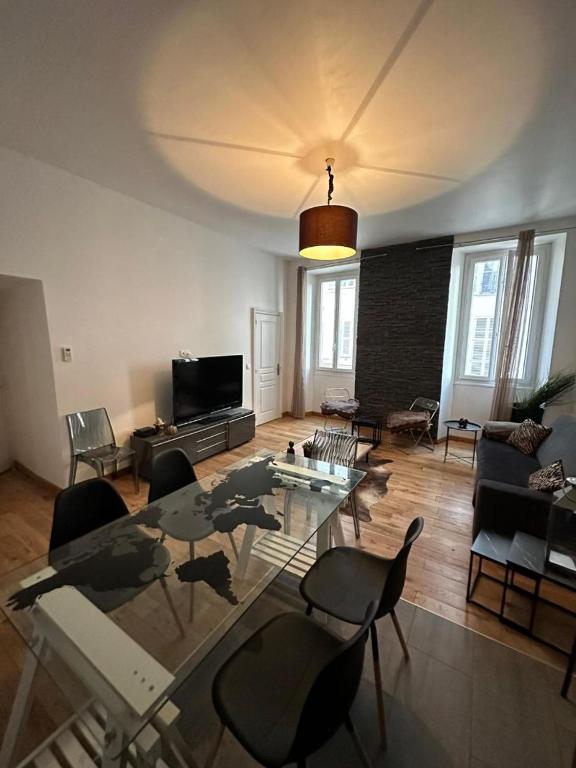 un salon avec une table en verre et des chaises dans l'établissement CANNES FESTIVALS b, à Cannes