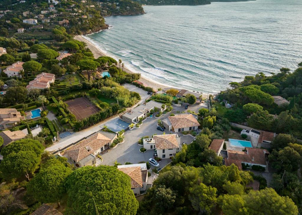 uma vista aérea de uma casa ao lado da água em Akwabay - Les Villas du Cap em Le Lavandou