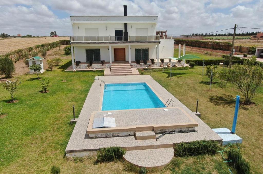 uma vista aérea de uma casa com piscina em Espace la Détente em El Jadida