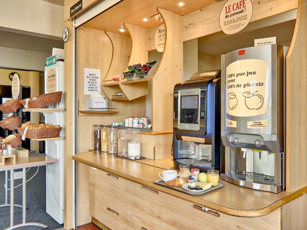 Kuchyň nebo kuchyňský kout v ubytování B&B HOTEL Clermont-Ferrand Gerzat