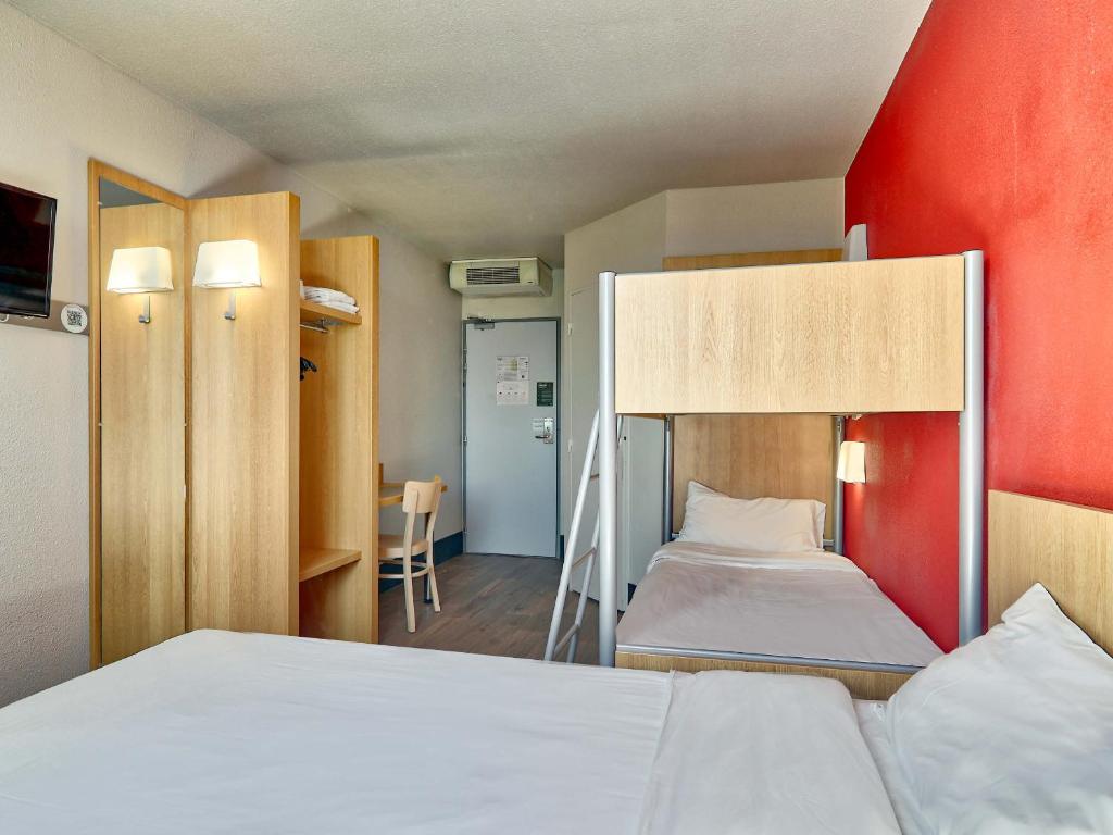 Postel nebo postele na pokoji v ubytování B&B HOTEL Clermont-Ferrand Gerzat