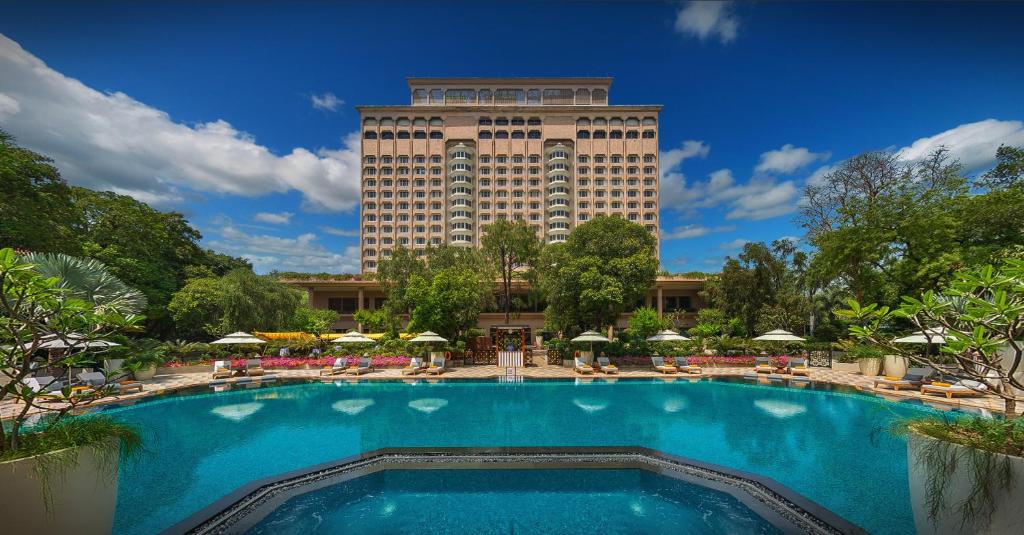 einem großen Pool vor einem Gebäude in der Unterkunft Taj Mahal, New Delhi in Neu-Delhi