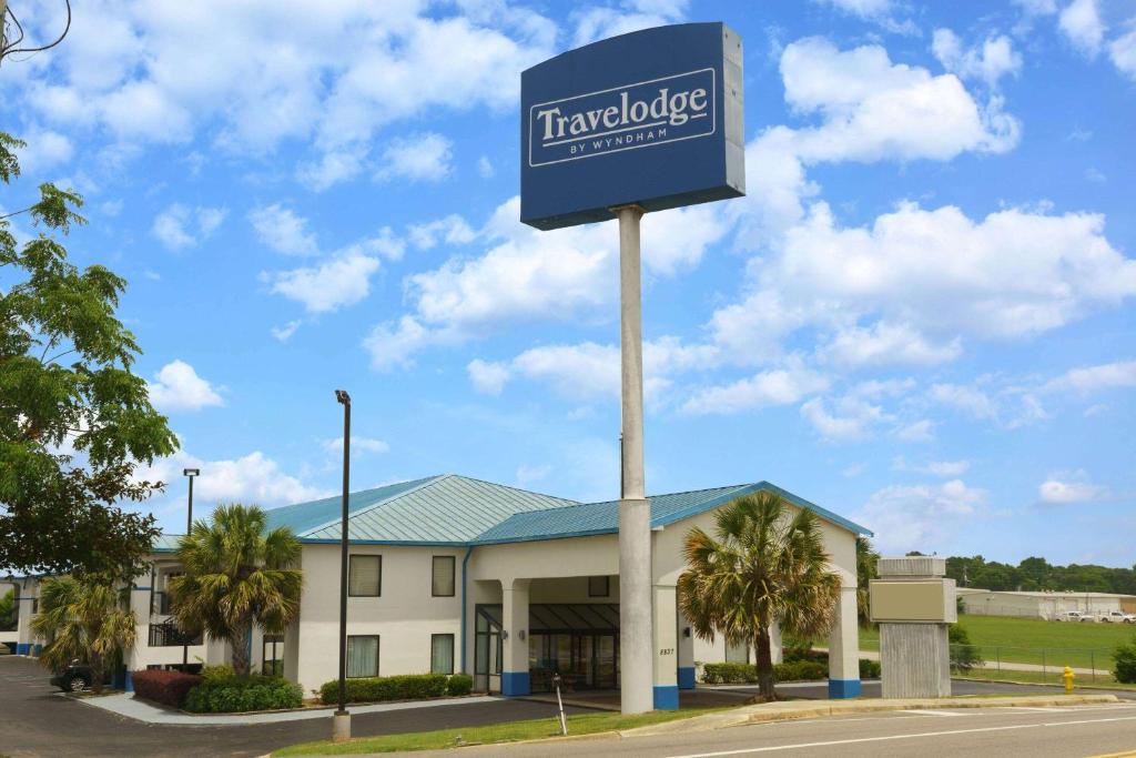 um sinal em frente a um hotel em Travelodge by Wyndham Montgomery East em Montgomery