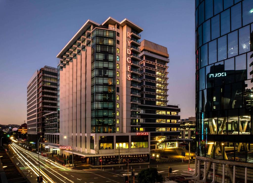 un edificio alto con luces encendidas en una ciudad en Rydges Wellington, en Wellington
