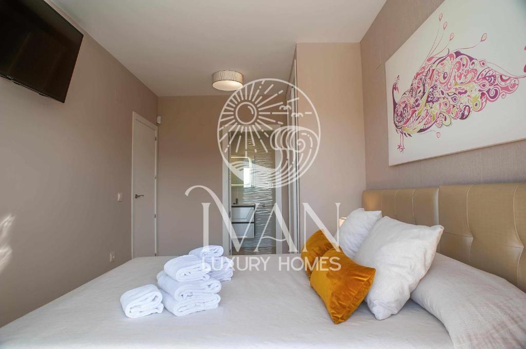 een slaapkamer met een bed met handdoeken erop bij Casa Lis Iván Luxury Homes 9ªPta Sur 1ª Linea in Oropesa del Mar