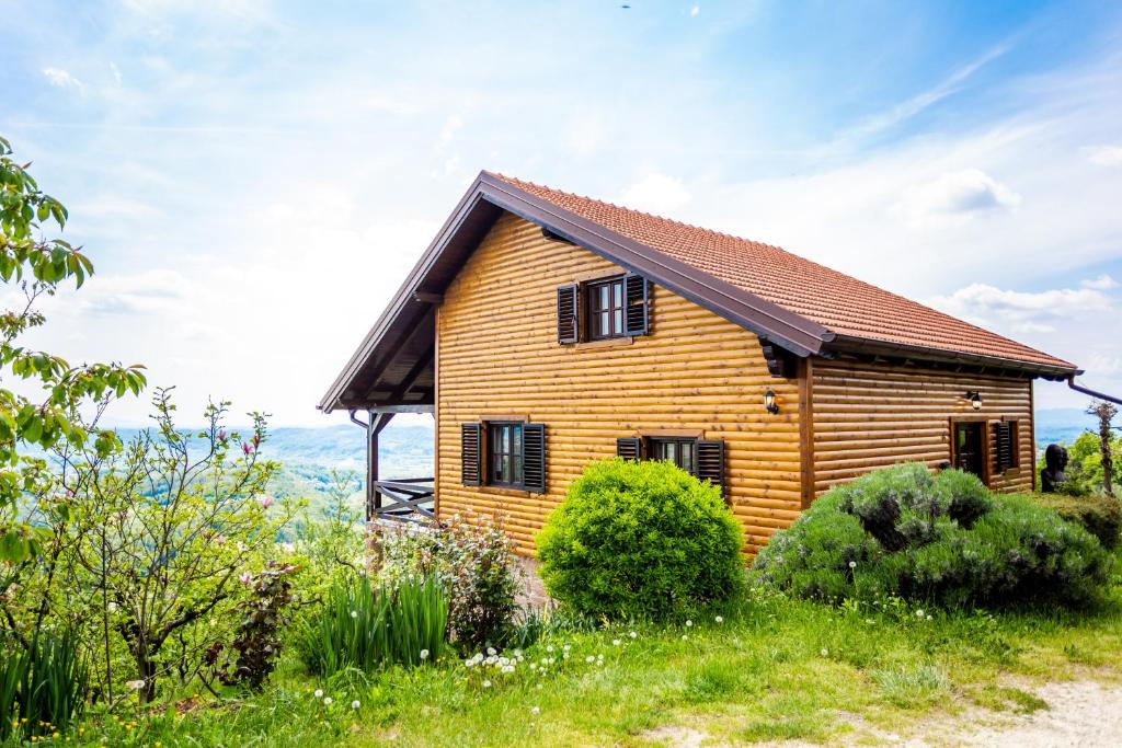 ein Holzhaus mitten auf einem Feld in der Unterkunft Kuća za odmor Zeleni breg in Krapina