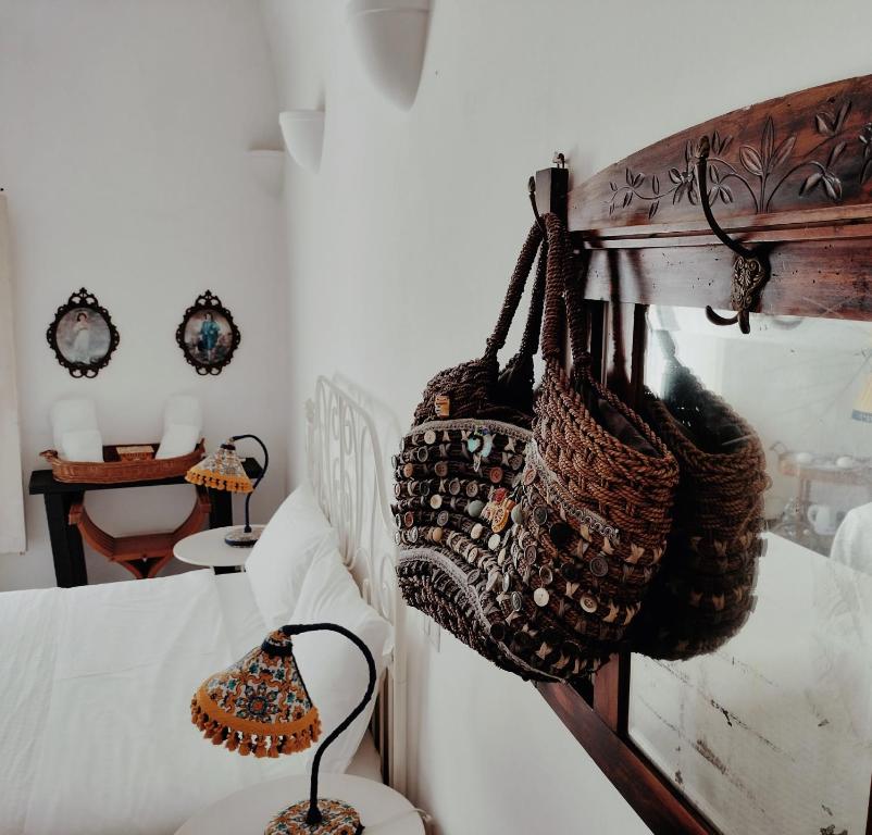 una habitación con dos bolsas colgando de una pared en Fera O' Luni, en Catania