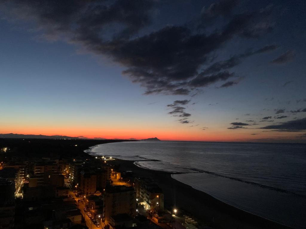 - Vistas a la playa por la noche en Little House, en Nettuno