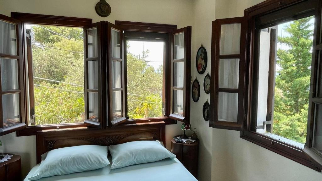 Postel nebo postele na pokoji v ubytování Iris Sea View Villa