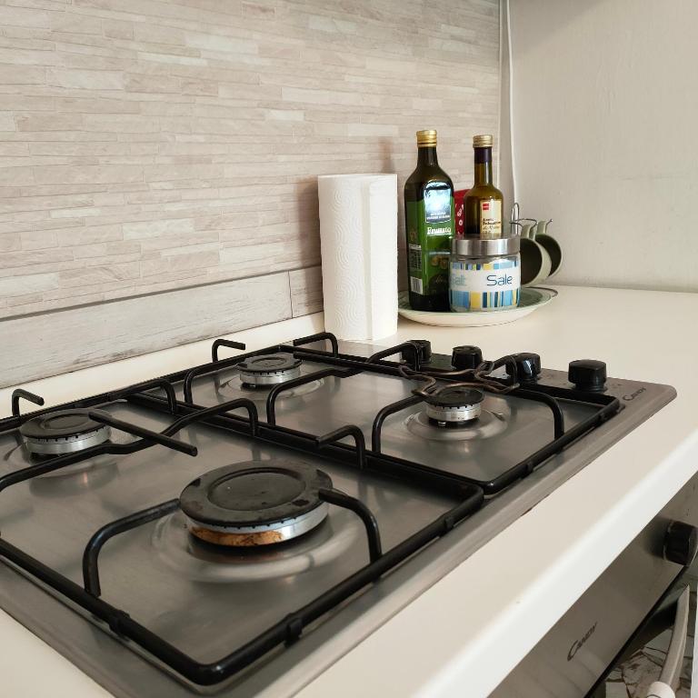 A kitchen or kitchenette at Anto AIRCON studio monolocale a 15 min dal centro