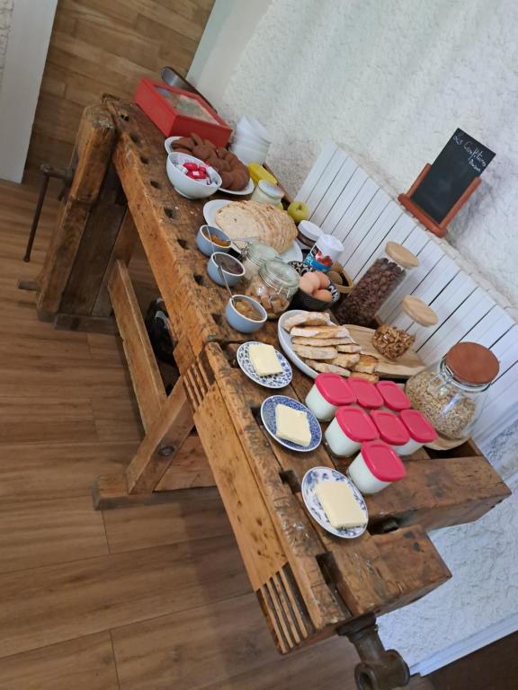 einen Holztisch mit Essen darüber in der Unterkunft Relais Saint Vincent in Thonville