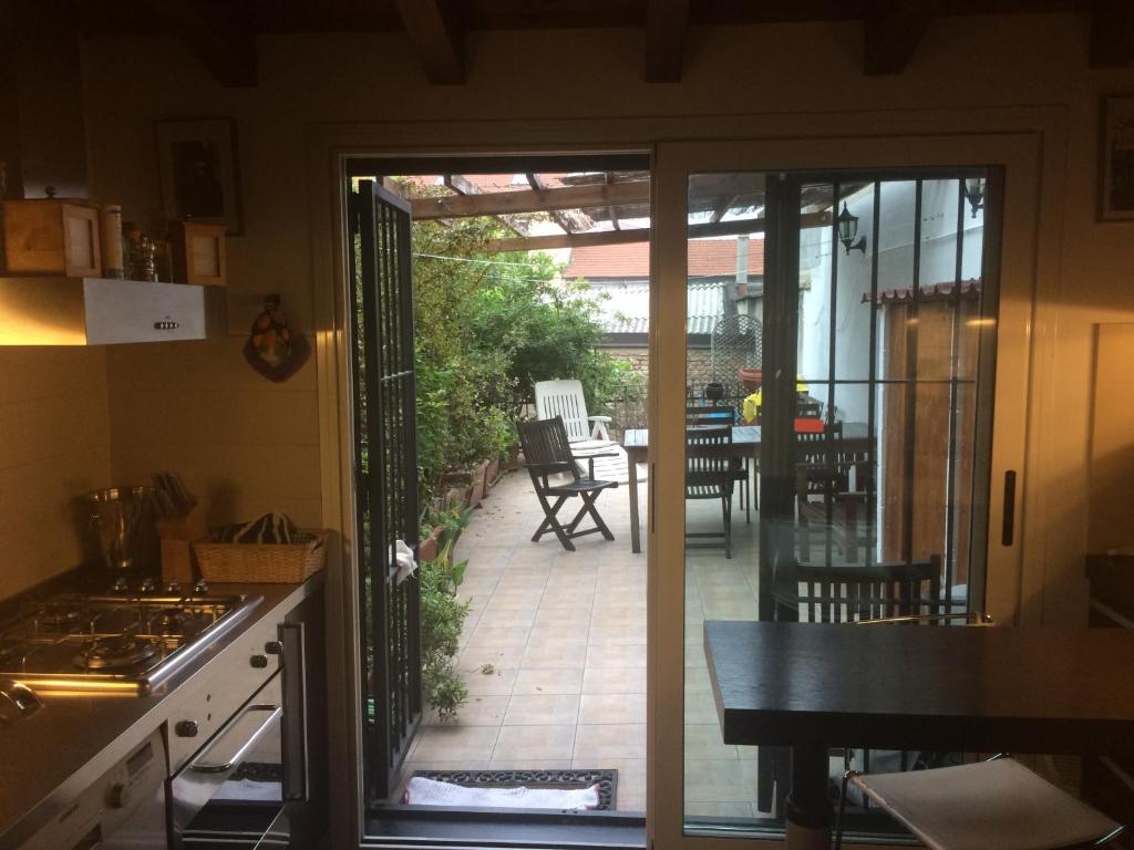 een keuken met een glazen schuifdeur naar een patio bij Amazing Flat with terrace in Milaan