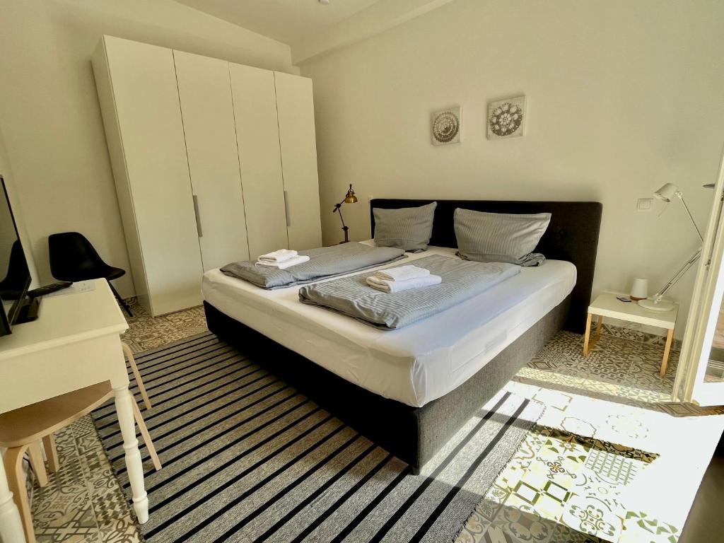 ein Schlafzimmer mit einem großen Bett und einem Schreibtisch in der Unterkunft Werderapartment, FeWo und DZ in Werder