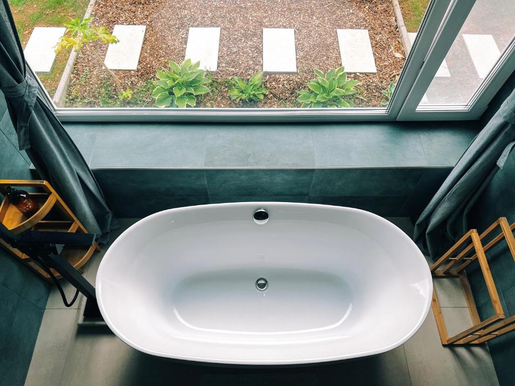 巴拉頓菲茲弗的住宿－Bambusz apartman，带窗户的浴室内的白色水槽