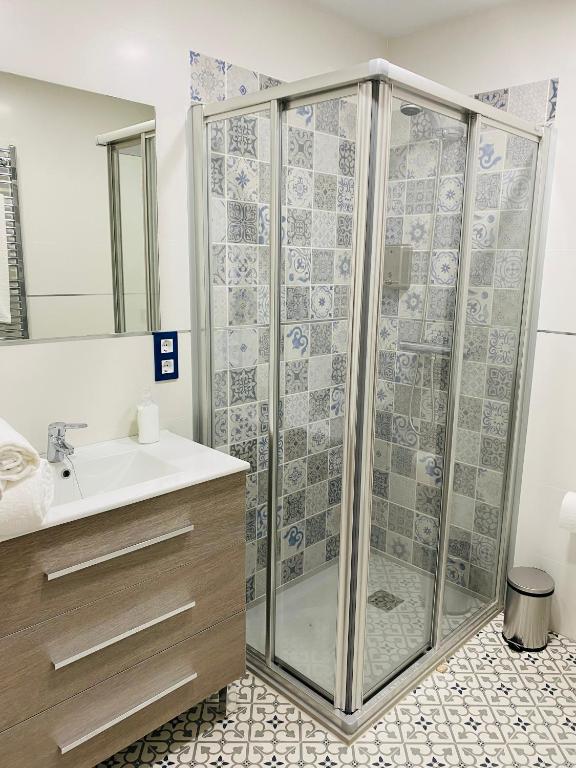 Al-Qazeres Suites - 8