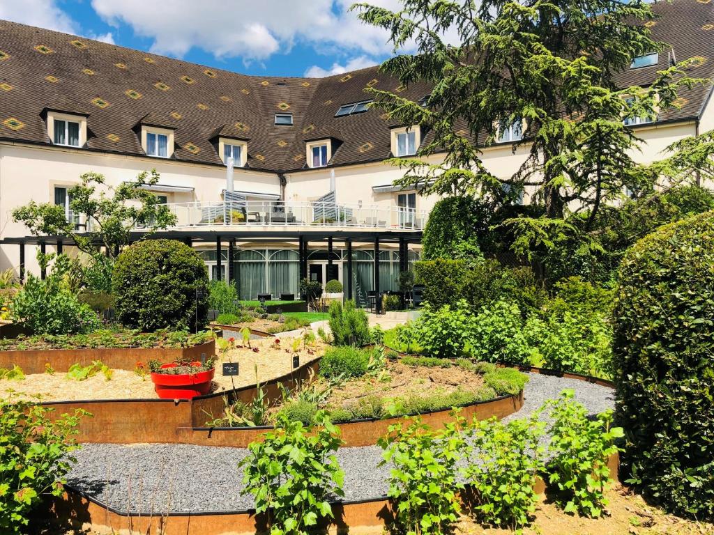 Zahrada ubytování Le Richebourg Hôtel, Restaurant & Spa