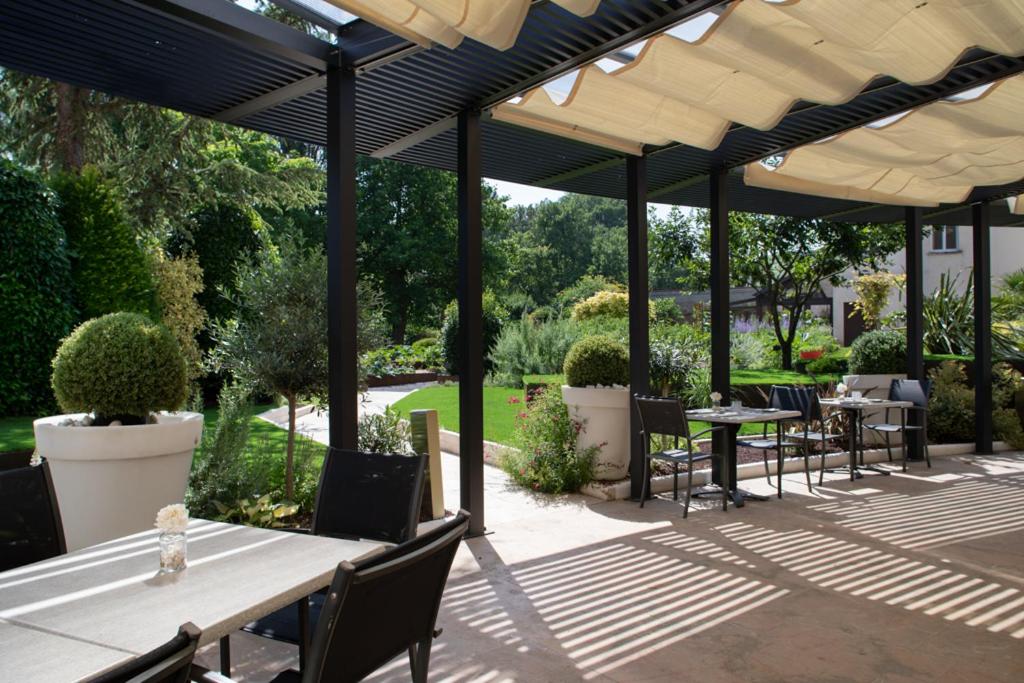Zahrada ubytování Le Richebourg Hôtel, Restaurant & Spa