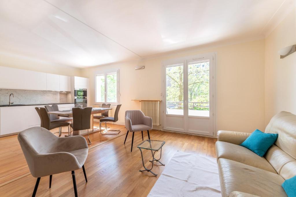 un salon avec un canapé et une table dans l'établissement L'Amédée - Appt à 500m du lac, à Annecy