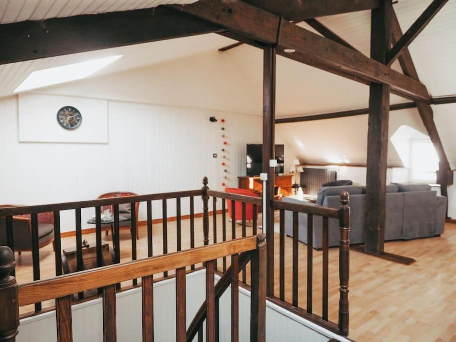 - une vue sur le salon depuis le balcon d'une maison dans l'établissement Appartement avec patio, à Sainte-Anne-d'Auray