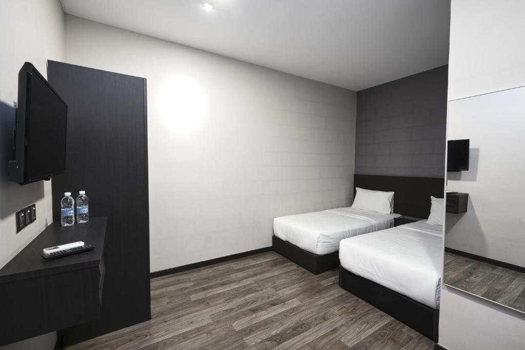 Postel nebo postele na pokoji v ubytování SkyCity Motel Pulau Ketam