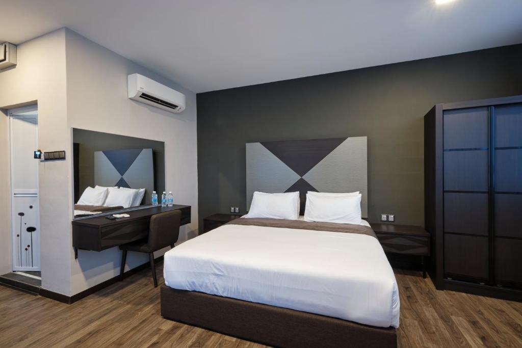 Postel nebo postele na pokoji v ubytování SkyCity Motel Pulau Ketam