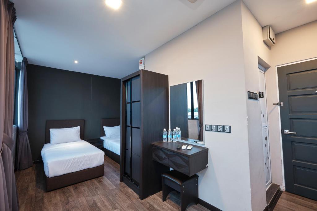 Postel nebo postele na pokoji v ubytování SkyCity Motel Pulau Ketam