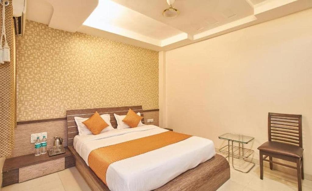 Postel nebo postele na pokoji v ubytování Hotel Shanti Kamal