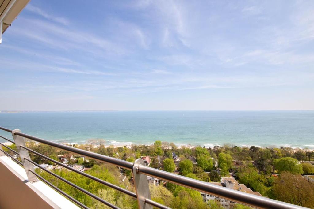 a view of the ocean from a balcony at Ferienwohnung Residenz App 149 - Timmendorfer Strand in Timmendorfer Strand