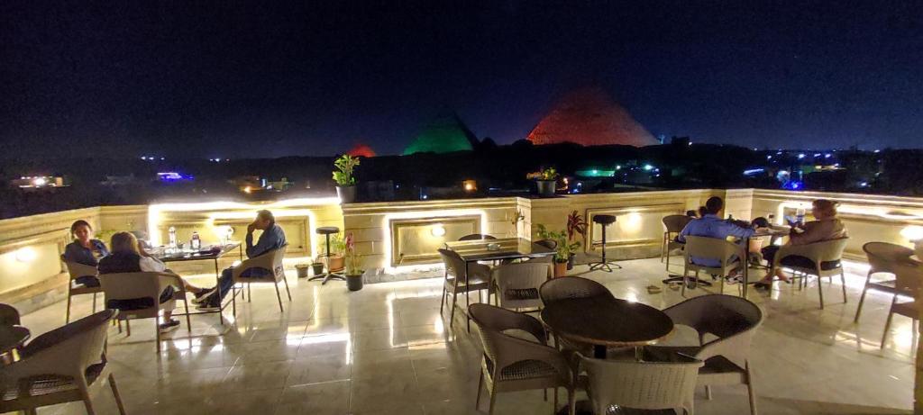 Un restaurante u otro lugar para comer en Pyramids Kingdom