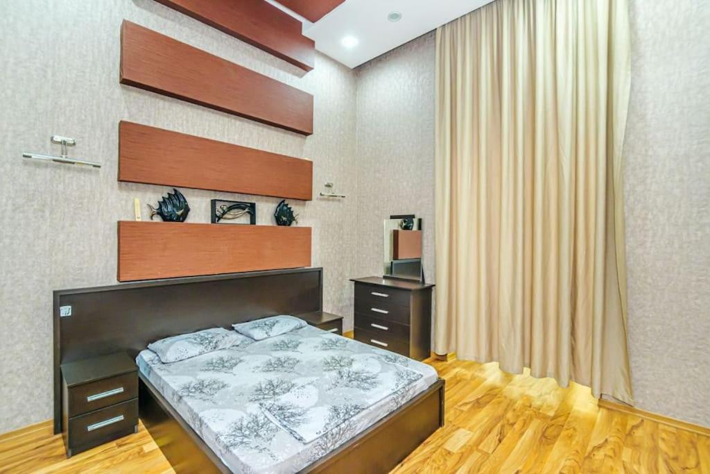 - une chambre avec un lit dans l'établissement City centre apartment, à Baku