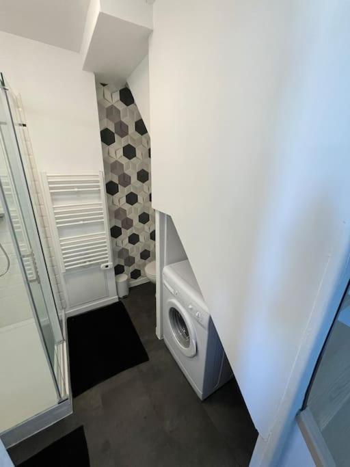 a bathroom with a washing machine in a room at MILO - Appartement T2 Lanester in Lanester