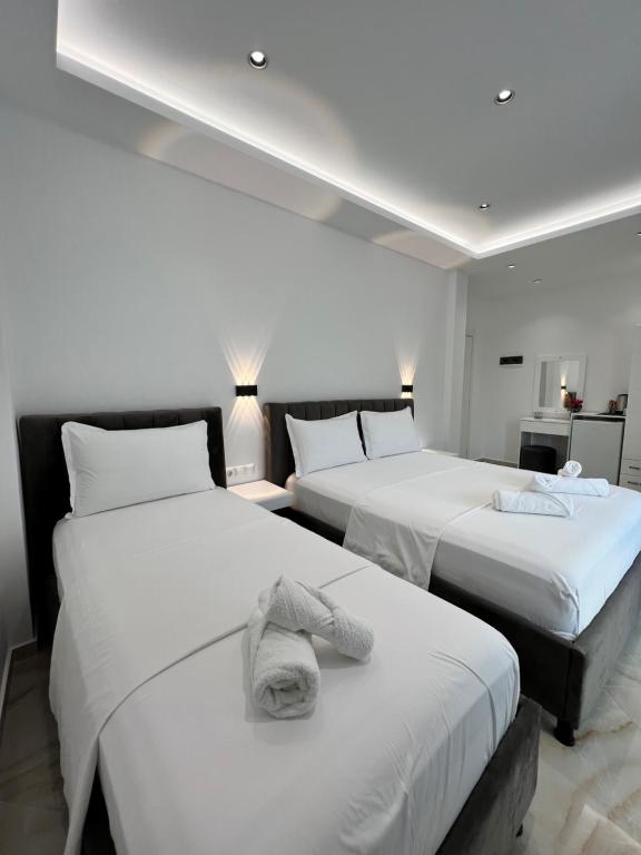Habitación con 2 camas y toallas. en Ionian View B&B, en Himare