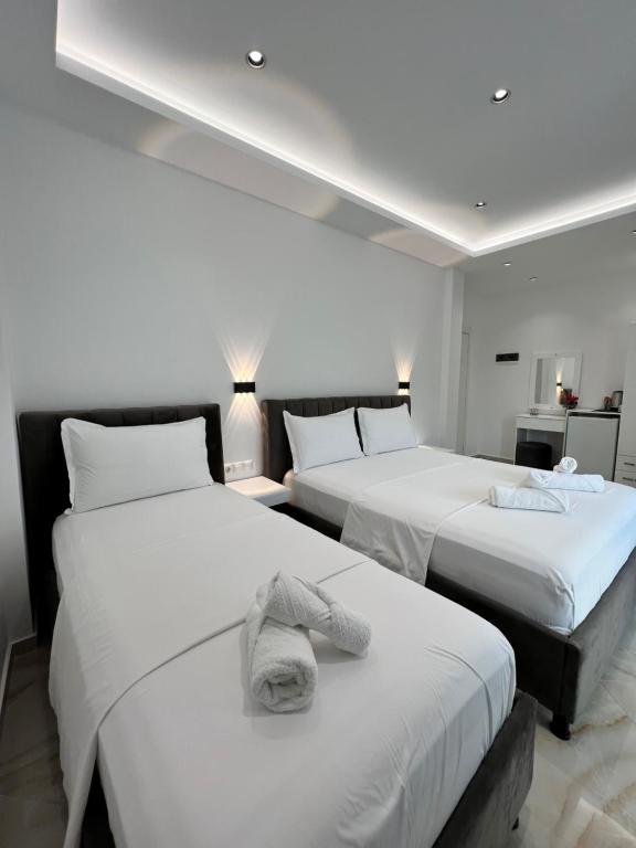 pokój z 2 łóżkami i ręcznikami w obiekcie Ionian View B&B w mieście Himara