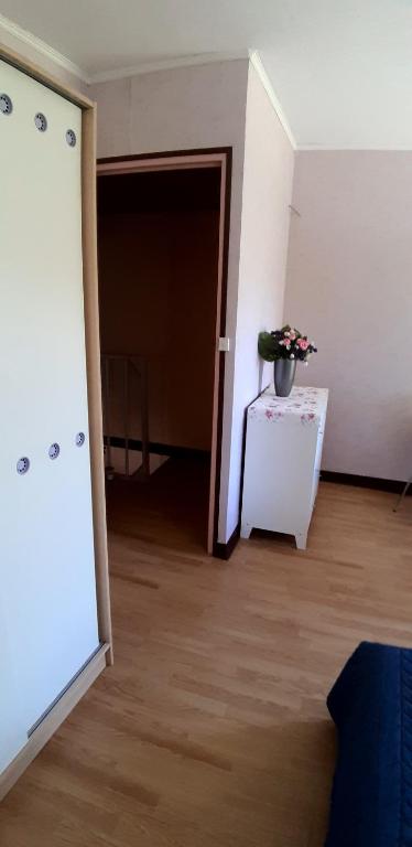 an empty room with a potted plant on a table at Chez Josie, chambre 18mCarre dans une longère Normande in Francheville