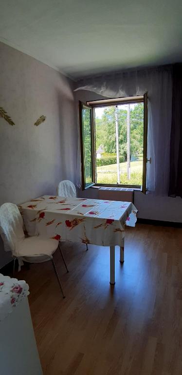 a room with a table and a window at Chez Josie, chambre 18mCarre dans une longère Normande in Francheville