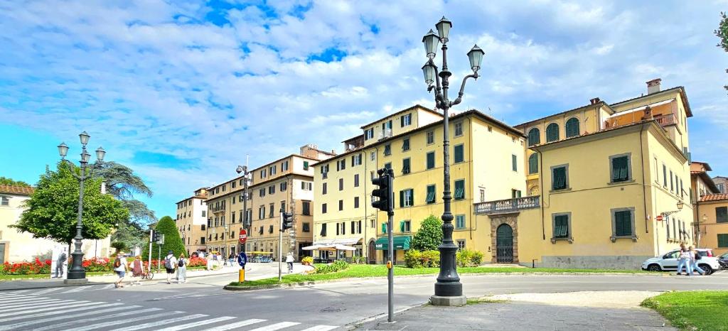 une rue urbaine avec des bâtiments et un éclairage de rue dans l'établissement Lucca Walls Dream - Air Cond - Wi-Fi - Panoramic in front of the historical Walls -, à Lucques
