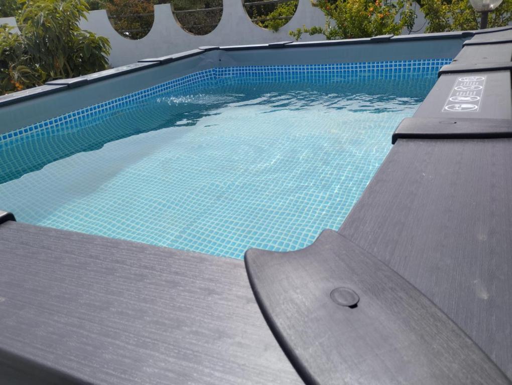 una grande piscina con tavolo di Surf House a Pula