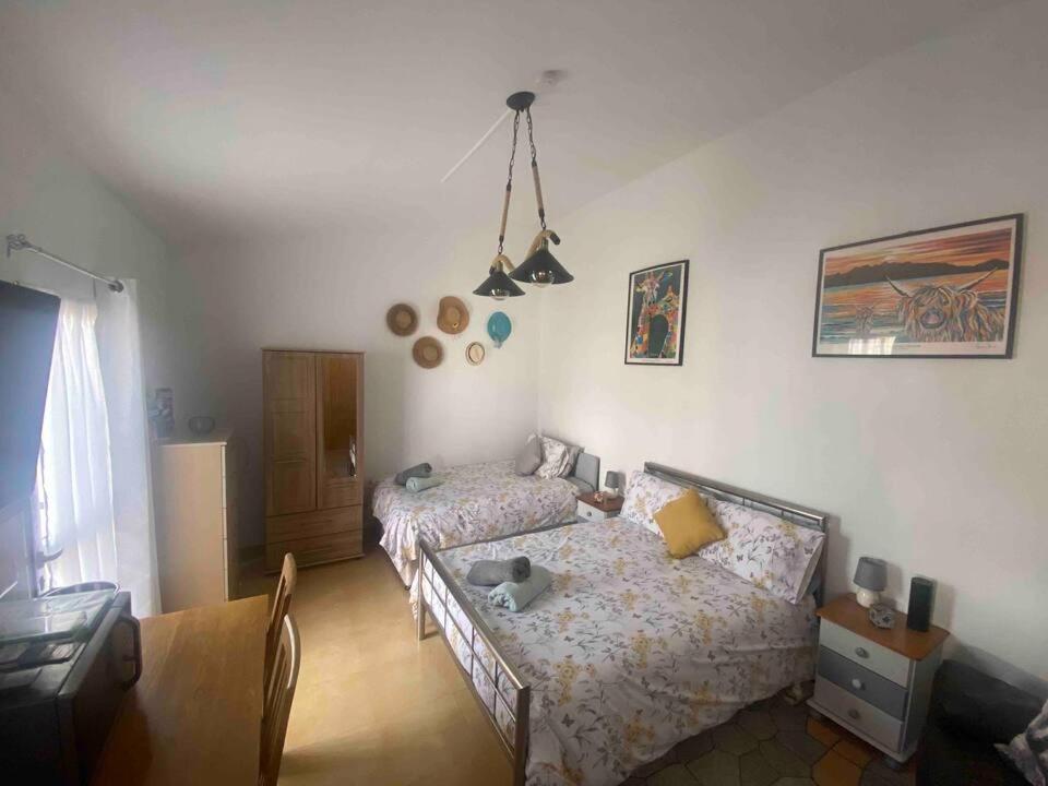 1 dormitorio con 1 cama, 1 cama y 1 mesa en Casa Sol y Luna en Arboleas