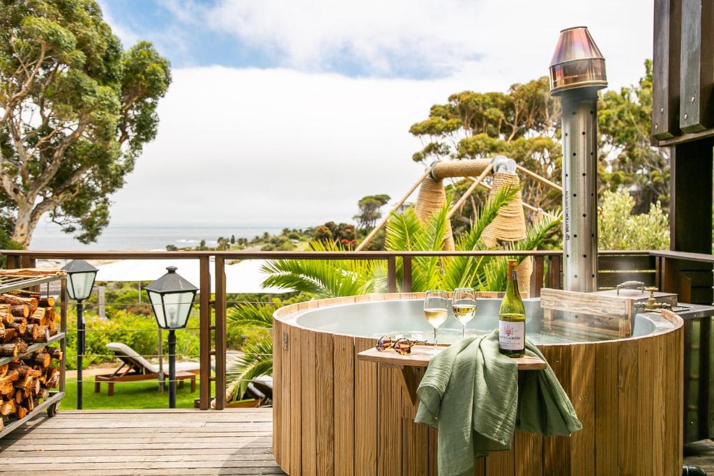 een hot tub op het terras van een resort bij Camps Bay Retreat Hotel in Kaapstad