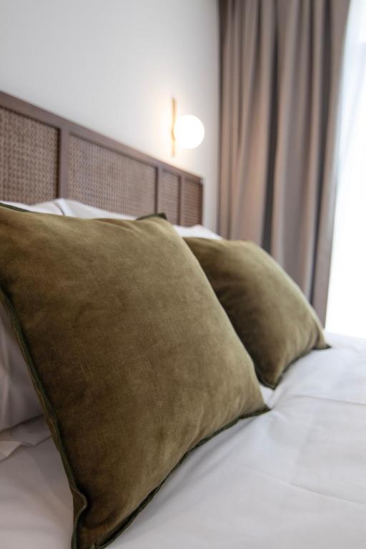 Ένα ή περισσότερα κρεβάτια σε δωμάτιο στο Mythodea Athens Suites
