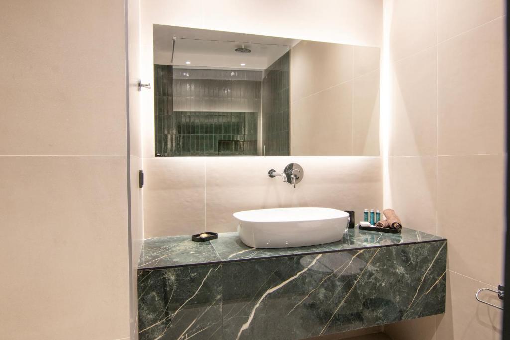 Ένα μπάνιο στο Mythodea Athens Suites